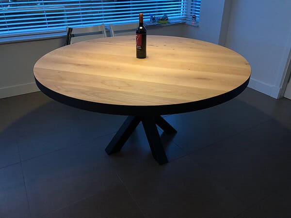 Ronde eiken tafel.