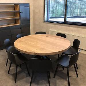 Ronde eiken tafel.