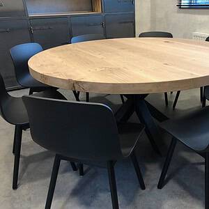 Ronde eiken tafel.