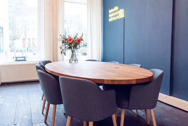 Ovale eiken eettafel.