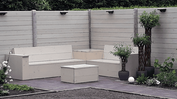Steigerhouten hoekbank met tafel in de hoek.