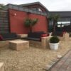 Steigerhouten hoekbank met tafel in de hoek.