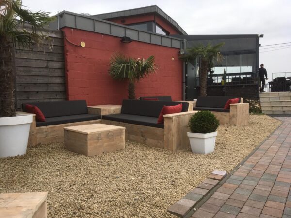 Steigerhouten hoekbank met tafel in de hoek.