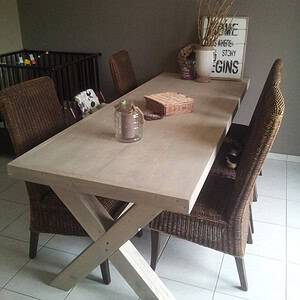 Steigerhouten kruispoot tafel.
