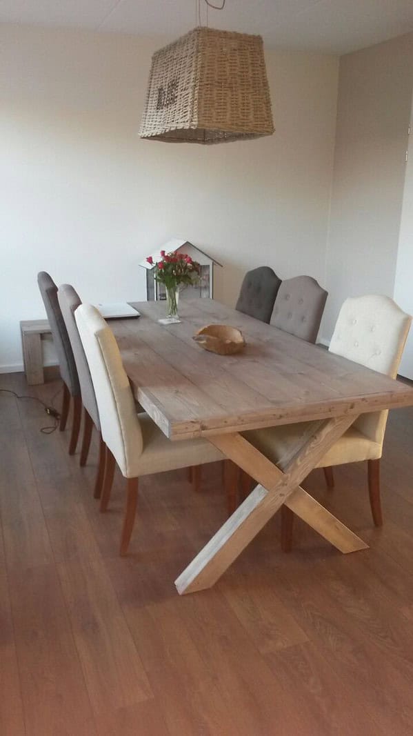 Steigerhouten kruispoot tafel.