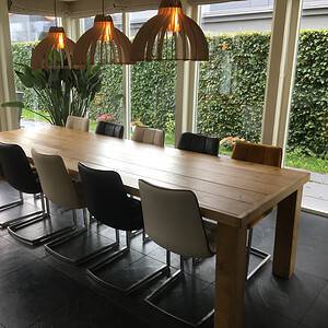 Steigerhouten tafel met blokpoten.