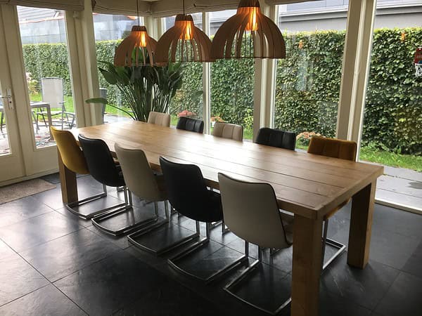 Steigerhouten tafel met blokpoten.