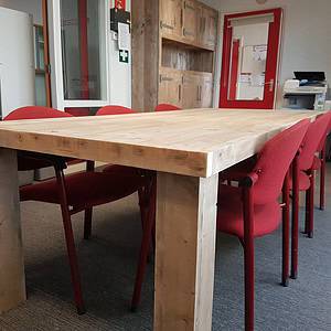 Steigerhouten tafel met blokpoten.