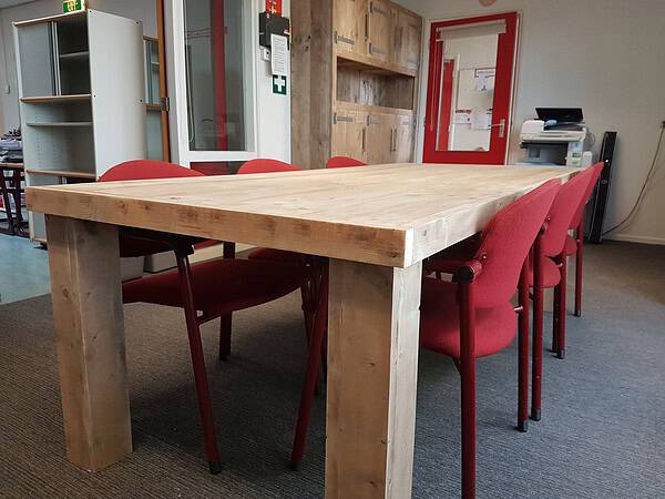 Steigerhouten tafel met blokpoten.