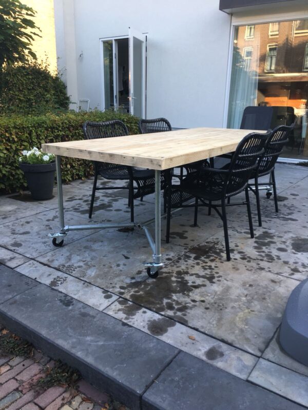 Steigerhouten tafel met steigerbuis onderstel.