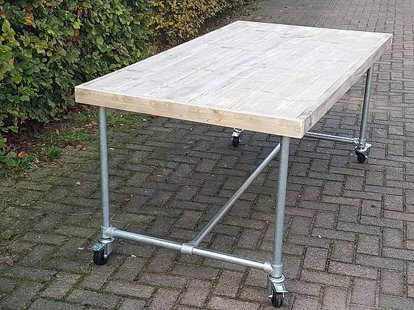 Steigerhouten tafel met steigerbuis onderstel.