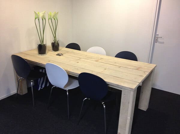 Steigerhouten tafel.