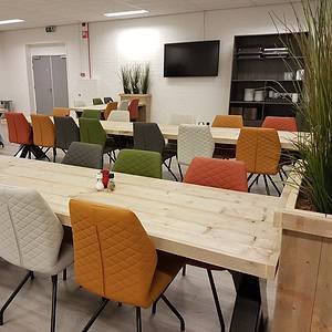 Steigerhouten tafels in kantine.