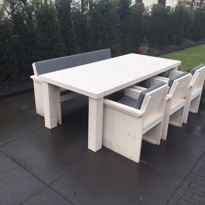 Steigerhouten tuintafel.