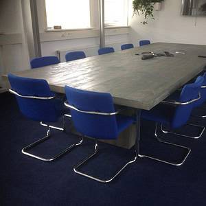 Steigerhouten vergadertafel.