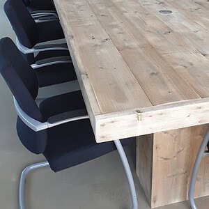 Steigerhouten vergadertafel.