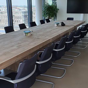 Steigerhouten vergadertafel.