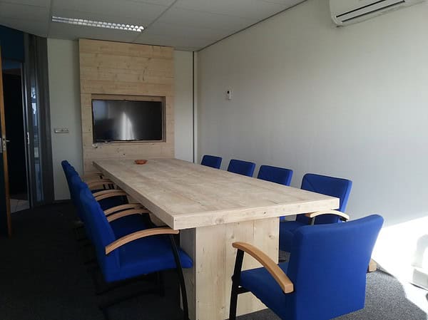 Steigerhouten vergadertafel.