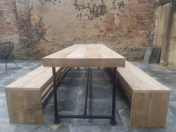 Tafel met zwart steigerbuis frame