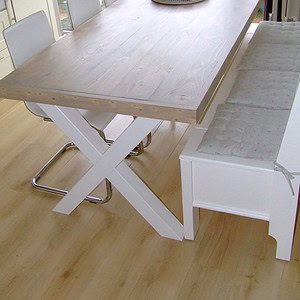 Tafel van steigerhout met stalen onderstel.