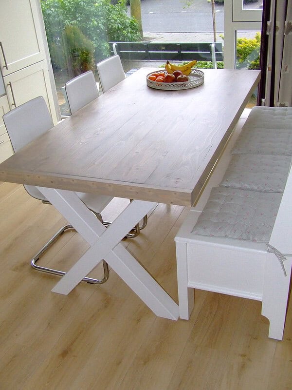 Tafel van steigerhout met stalen onderstel.