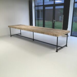 Vergadertafel met steigerbuis frame.