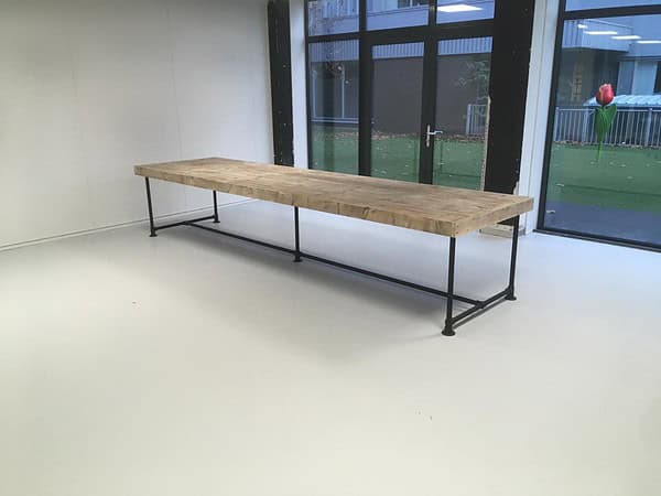 Vergadertafel met steigerbuis frame.