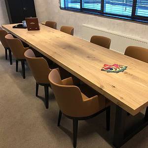 Eiken vergadertafel.