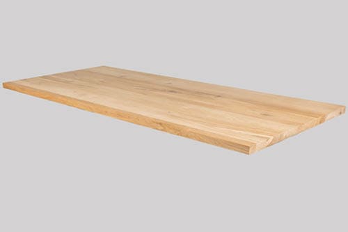 De rechte rand in dezelfde kleur als het bovenblad