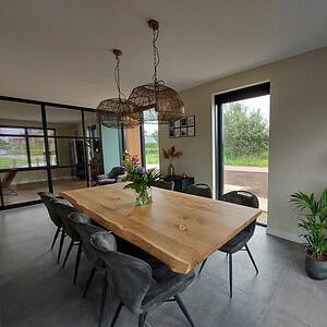 eikenhouten tafel.