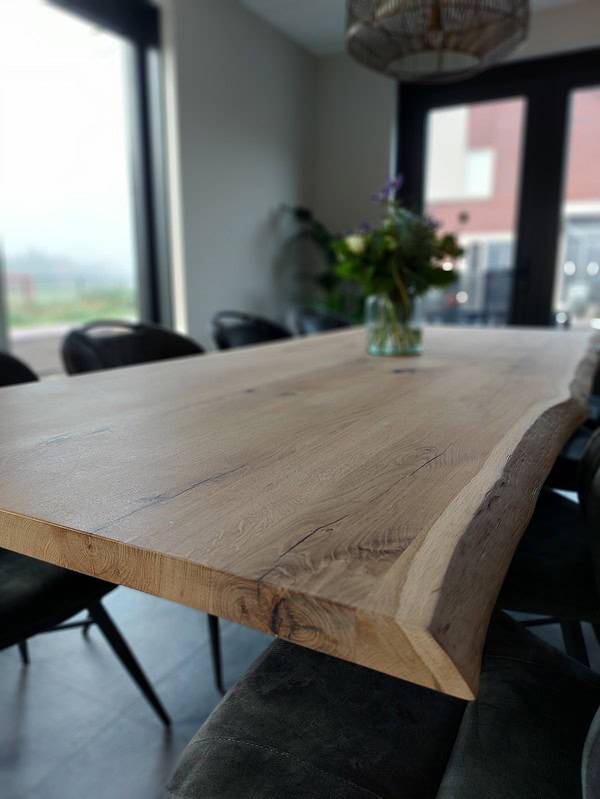 eikenhouten tafel.