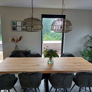 eikenhouten tafel.