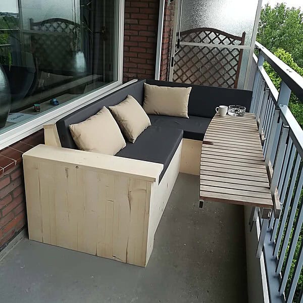 Houten_bank_op_balkon