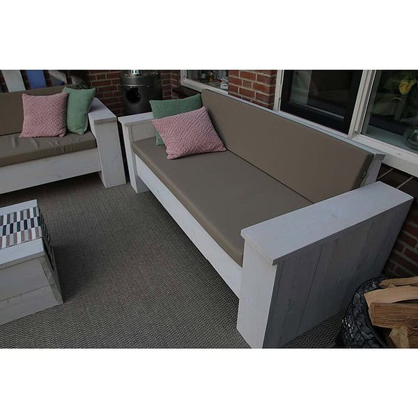 Steigerhouten loungebank onder veranda