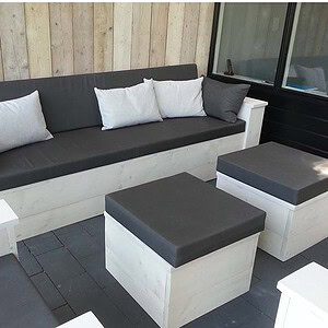 Steigerhouten-loungebank-met-kussens