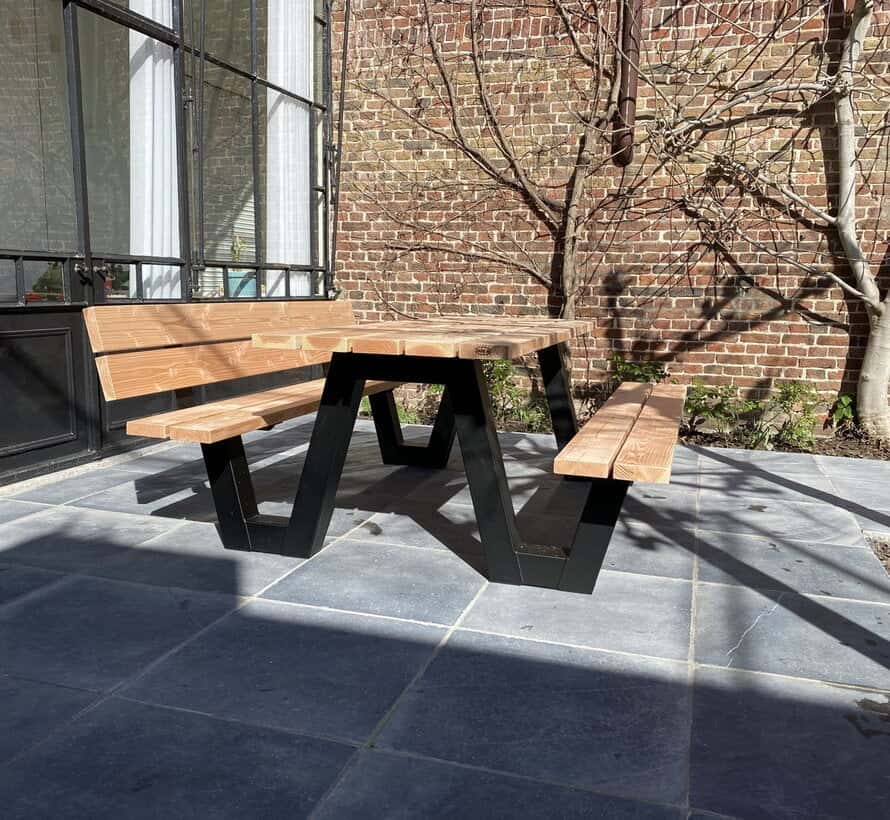 Tafel met vaste banken eraan, A vormig stalen frame