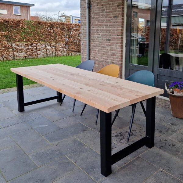 Douglas tafel met stalen frame