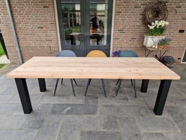 Douglas tuin tafel met stalen onderstel