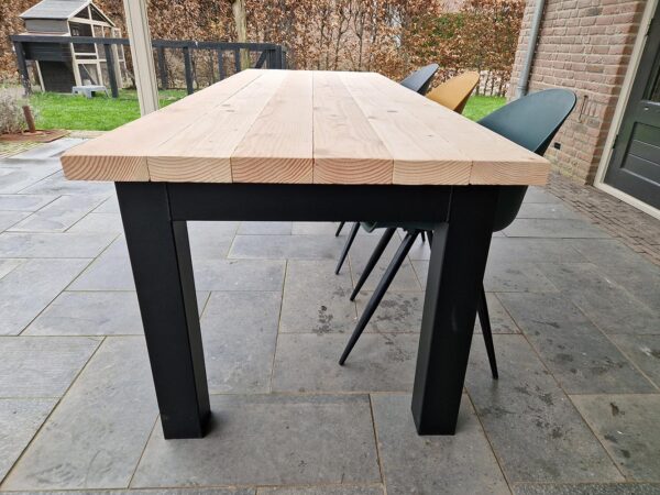 Douglas tuintafel met stalen onderstel