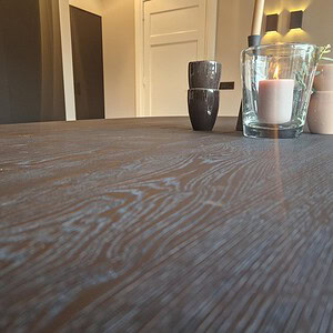 Deep black op eiken tafel