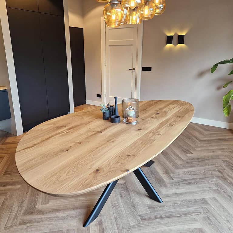 Eiken eettafel kiezelvorm uit voorraad leverbaar - op maat gemaakt