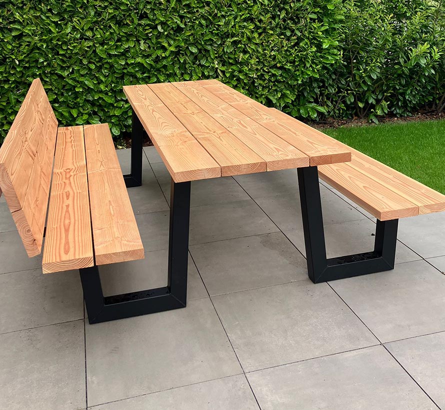 Tafel met vaste banken eraan, A vormig stalen frame