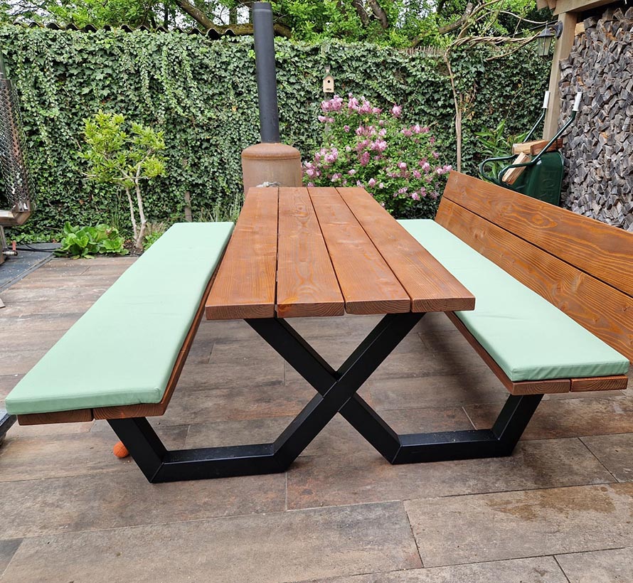 Tafel met vaste banken eraan, X vormig stalen frame