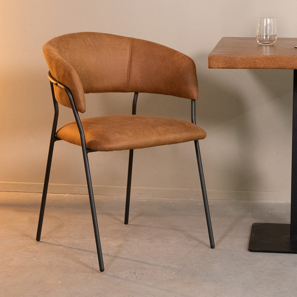 LABEL51 Eetkamerstoel Luuk - Cognac - Micro Suede - Black Frame