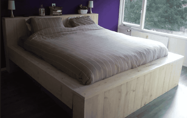 Houten bed.