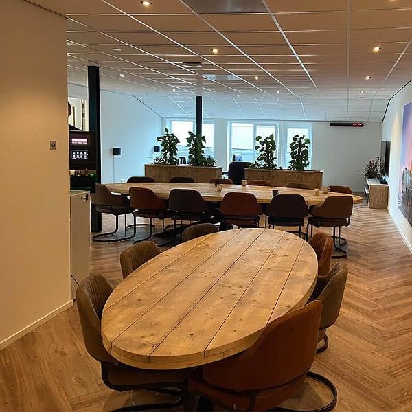 Ovale-steigerhouten-vergadertafel