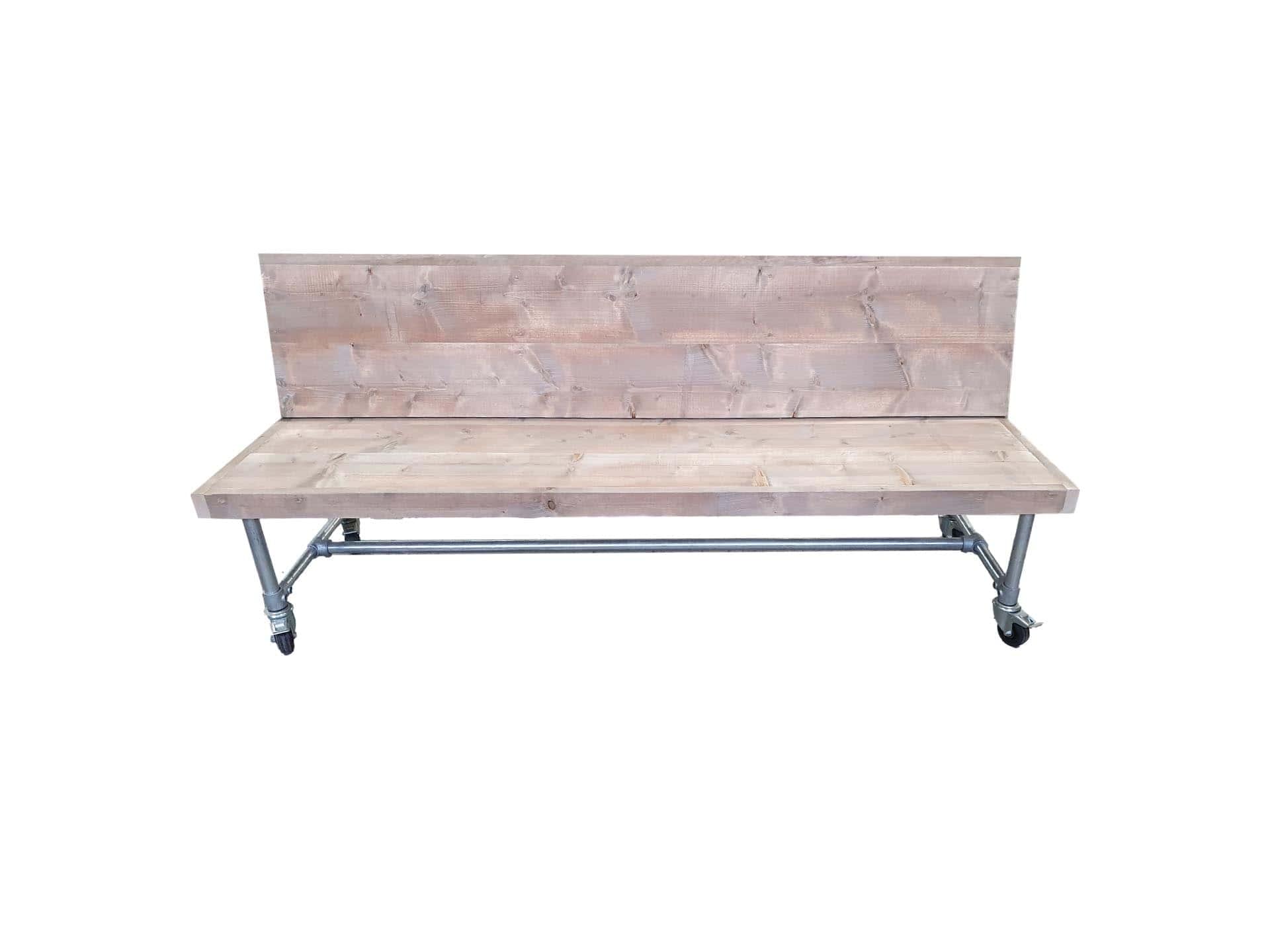 Bank met industrieel onderstel en zwenkwielen.