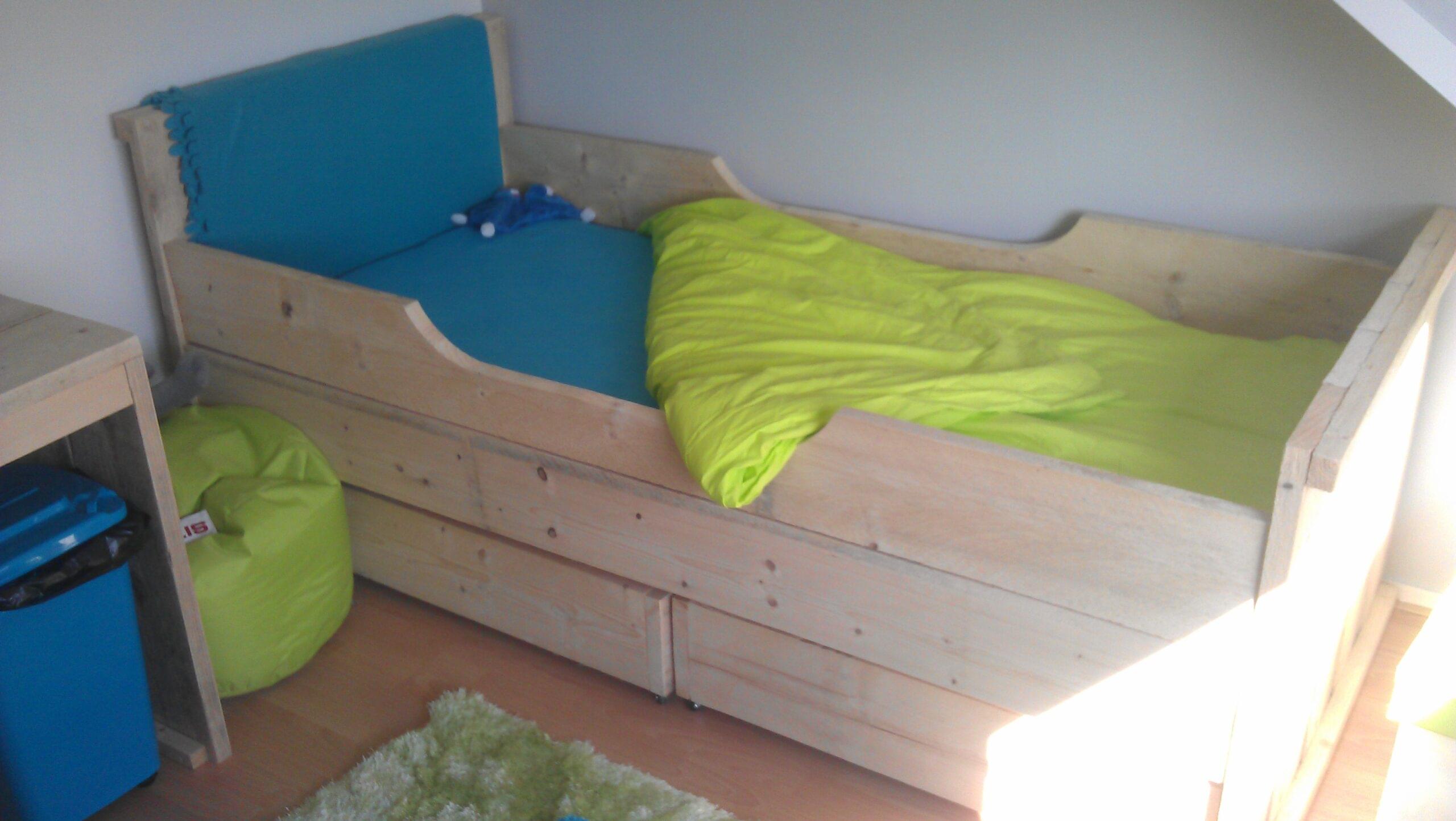 Steigerhouten kinderbed.