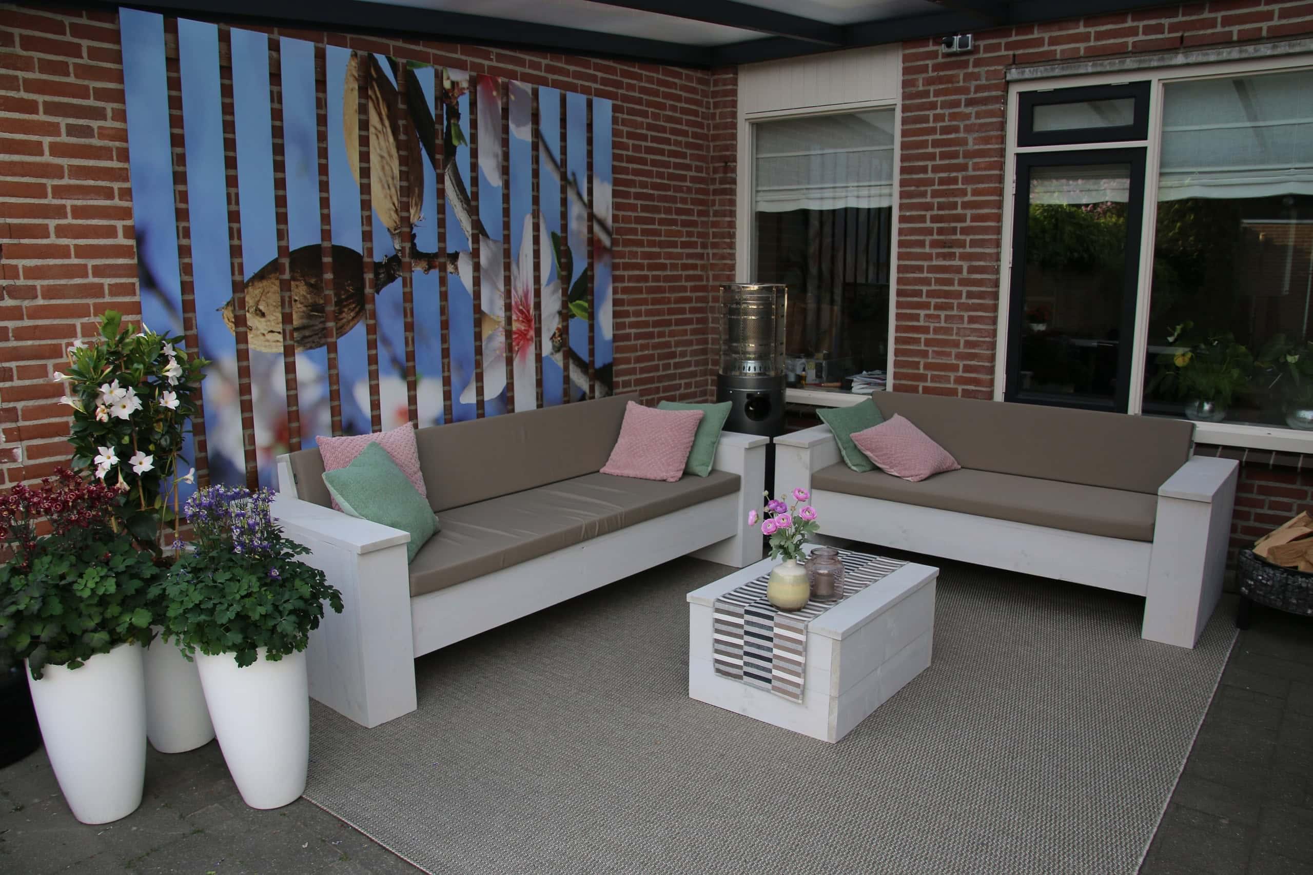 Steigerhouten loungebanken.