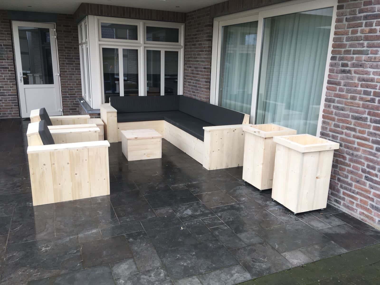 Hoekbank van steigerhout.